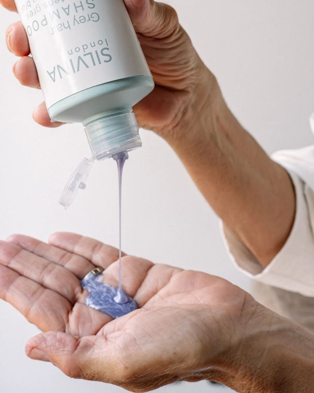 Silvina pouring the Grey Hair Shampoo into her palm